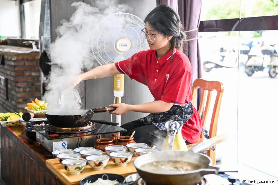 全网追的“扁担女孩”，找了一份暑假工，时薪12元 - 苏州生活资讯 - 苏州28生活网 su.28life.com